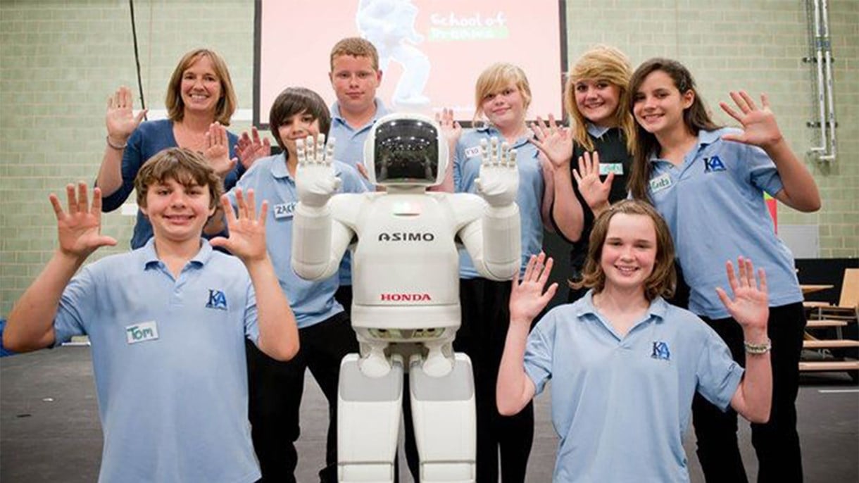 Ateities svajotojai – ASIMO linksmina mokinius, lankančius „Honda“ svajonių mokyklą Svindono mieste.